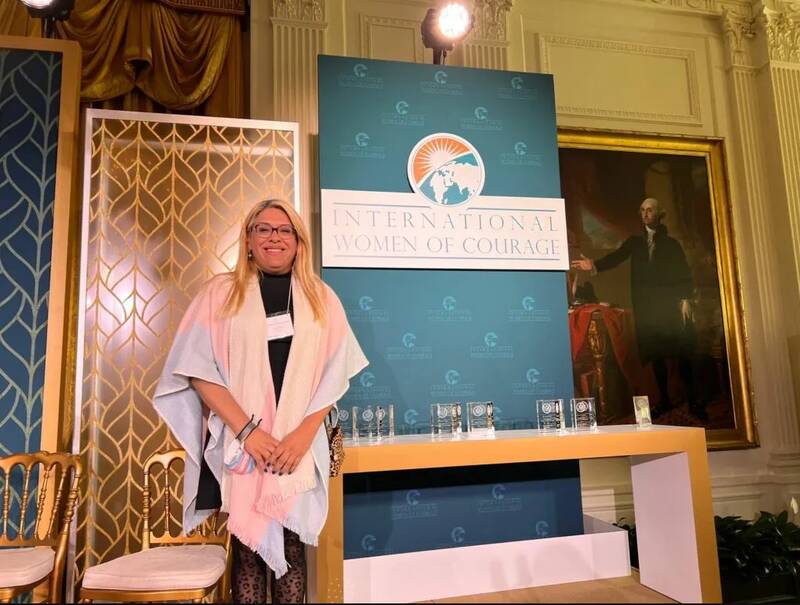 خشم افکار عمومی از ابتذال انسانیت در کاخ سفید/ «زن شجاع سال» آمریکاییها یک مرد تراجنیستی است!+عکس و فیلم