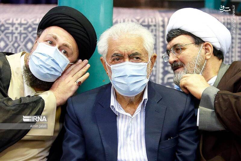 عکس/ حرفهای درگوشی در تشییع پیکر مرحوم حسن غفوریفرد