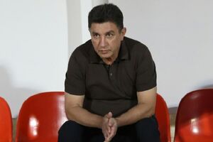 یک دستیار خارجی در کنار قلعهنویی
