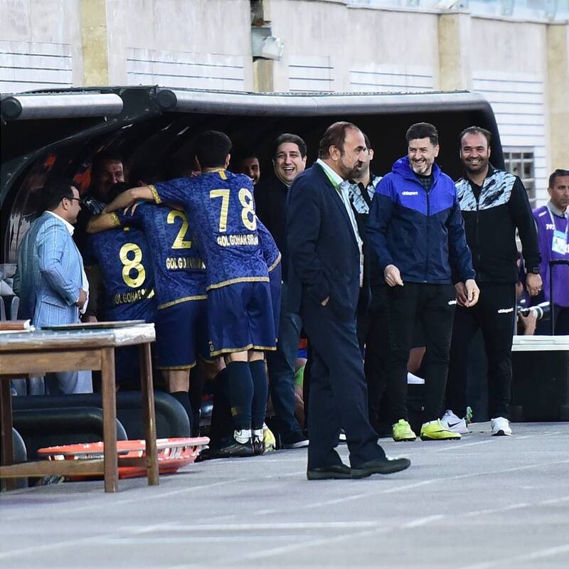 شادی بازیکنان گلگهر با قلعهنویی +عکس