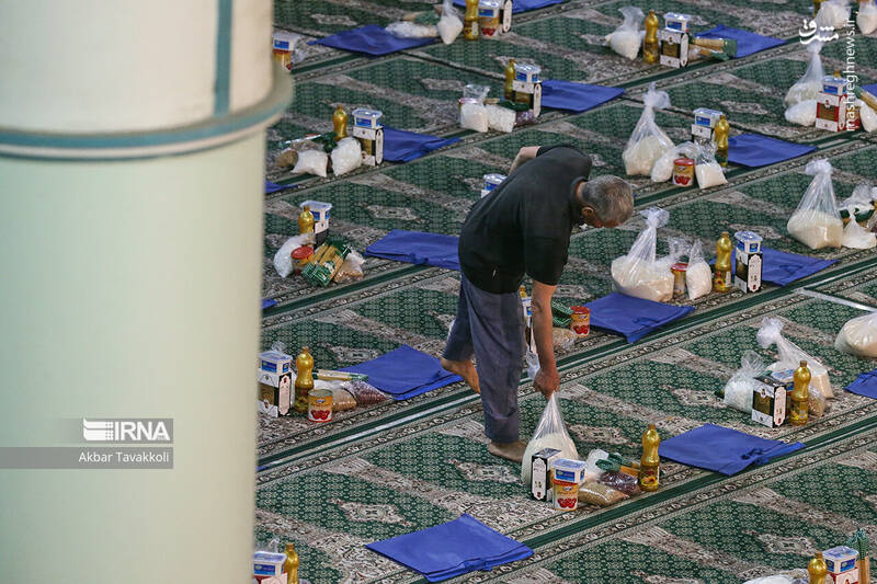 عکس/ توزیع ۱۰۰۰ بسته کمک معیشتی