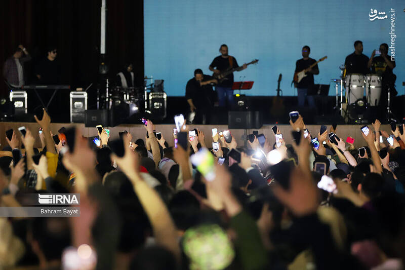 کنسرت موسیقی رضا صادقی خواننده پاپ یکشنبه (۲۱ اسفند ۱۴۰۱) در سالن هلال احمر شهر زنجان برگزار شد.