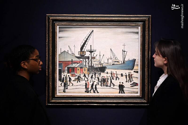 ایستادن دو زن در کنار تابلوی 1.5 میلیون پوندی در یک نمایشگاه عکس در لندن _ انگلستان