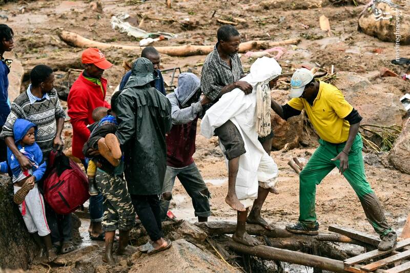 انتقال یک فرد مجروح بر اثر طوفان مرگبار در بلانتایر _ مالاوی