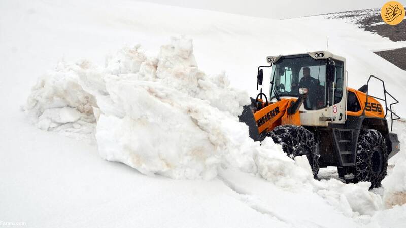 عکس/ بازگشایی جادههای پوشیده از برف در شهر موش