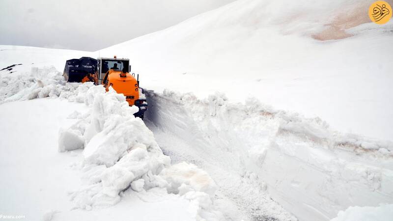 عکس/ بازگشایی جادههای پوشیده از برف در شهر موش