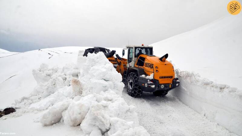 عکس/ بازگشایی جادههای پوشیده از برف در شهر موش