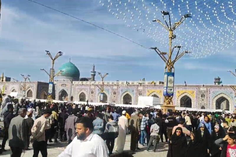 فیلم/انتظار زائران و مجاوران برای دیدار با رهبری