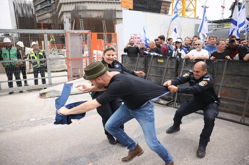 تعامل سازنده و برخورد صمیمانه پلیس رژیم صهیونیستی با معترضان! + عکس و فیلم