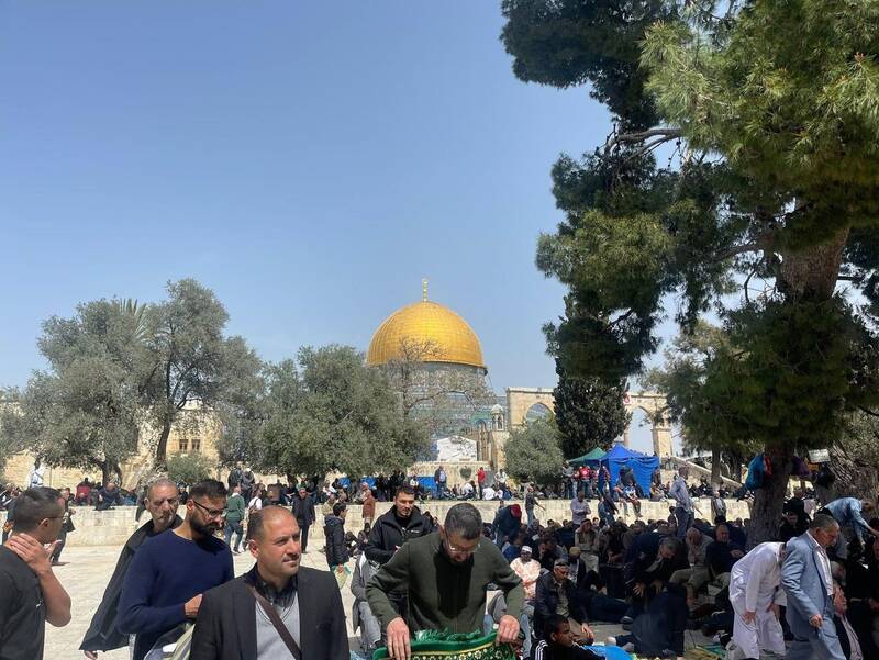 حضور باشکوه صد هزار فلسطینی در نخستین نمازجمعه ماه رمضان در مسجدالاقصی +تصاویر