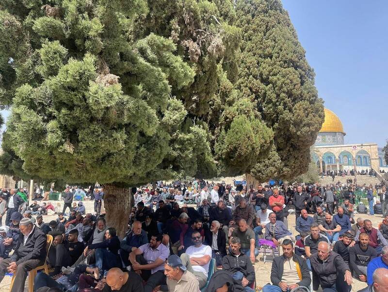 حضور باشکوه صد هزار فلسطینی در نخستین نمازجمعه ماه رمضان در مسجدالاقصی +تصاویر