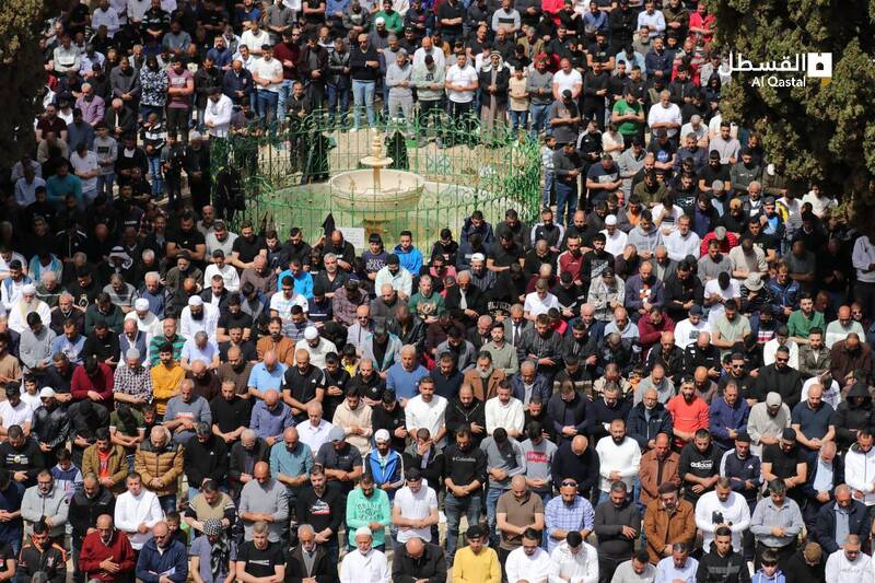 حضور باشکوه صد هزار فلسطینی در نخستین نمازجمعه ماه رمضان در مسجدالاقصی +تصاویر