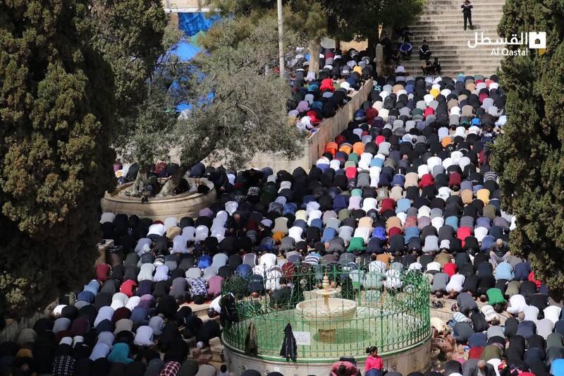 حضور باشکوه صد هزار فلسطینی در نخستین نمازجمعه ماه رمضان در مسجدالاقصی +تصاویر