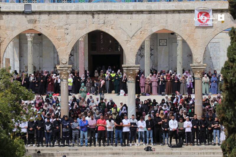حضور باشکوه صد هزار فلسطینی در نخستین نمازجمعه ماه رمضان در مسجدالاقصی +تصاویر