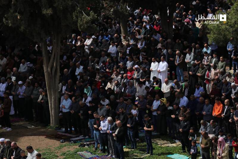 حضور باشکوه صد هزار فلسطینی در نخستین نمازجمعه ماه رمضان در مسجدالاقصی +تصاویر