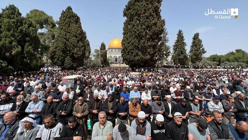 حضور باشکوه صد هزار فلسطینی در نخستین نمازجمعه ماه رمضان در مسجدالاقصی +تصاویر