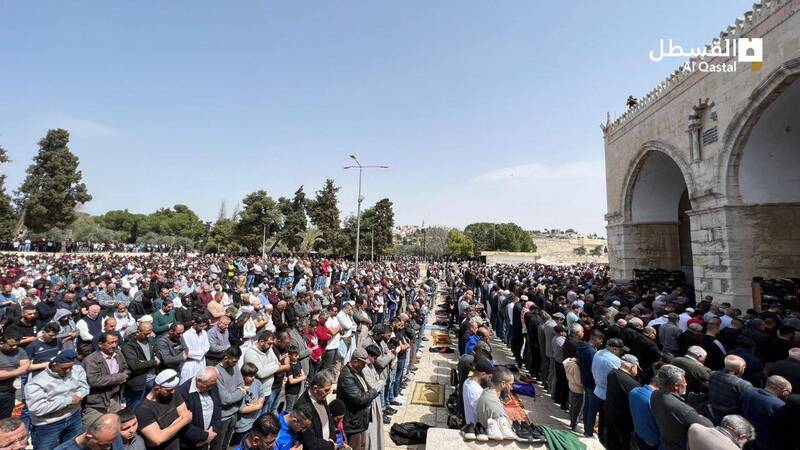 حضور باشکوه صد هزار فلسطینی در نخستین نمازجمعه ماه رمضان در مسجدالاقصی +تصاویر