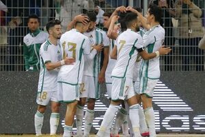 افطار بازیکنان مسلمان در وسط مسابقه فوتبال + عکس