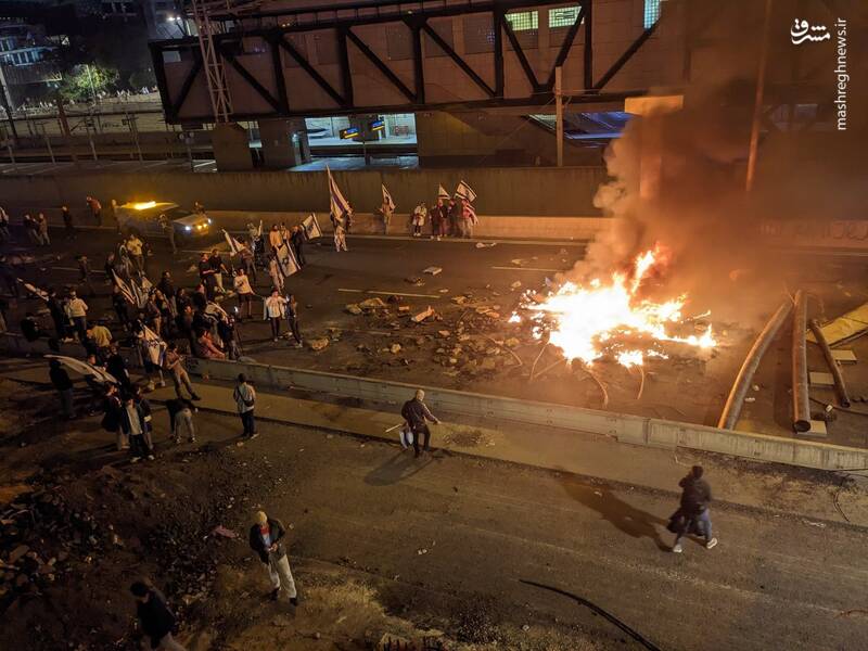 هرج و مرج کامل در سرزمینهای اشغالی با حضور ۷۰۰ هزار معترض در خیابانها/ معترضان تلآویو را از کنترل پلیس خارج کردند/ نتانیاهو درخواست نشست اضطراری داد + فیلم