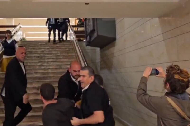 فیلم/ ورود چند معترض به ساختمان کنست