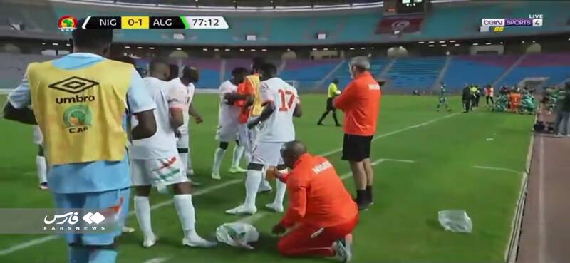 افطار بازیکنان مسلمان در وسط مسابقه فوتبال + عکس 2