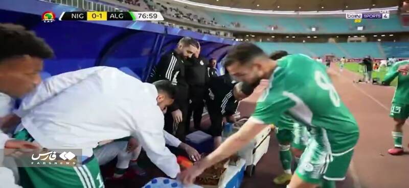 افطار بازیکنان مسلمان در وسط مسابقه فوتبال + عکس 3