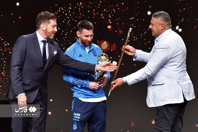 مسیِ جادوگر در کنار مارادونا و پله ایستاد + عکس و فیلم