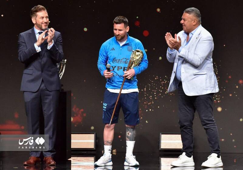 مسیِ جادوگر در کنار مارادونا و پله ایستاد + عکس و فیلم