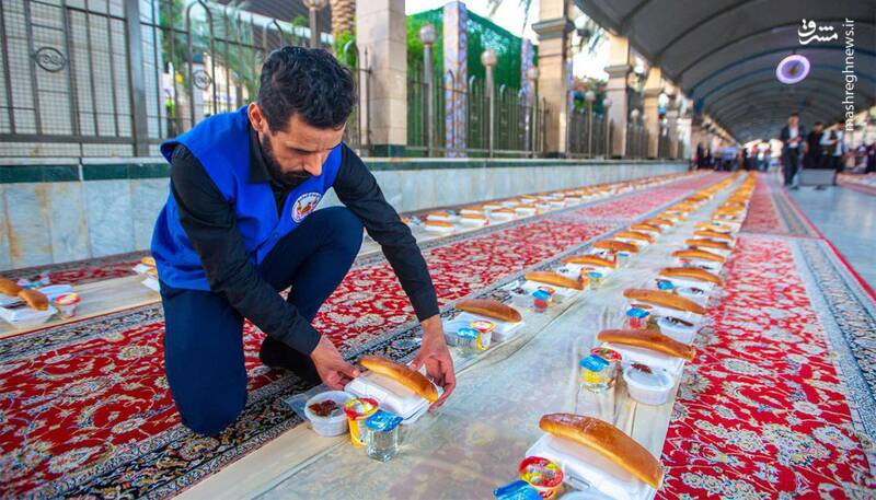 عکس/ سفره پر برکت افطار در بین الحرمین