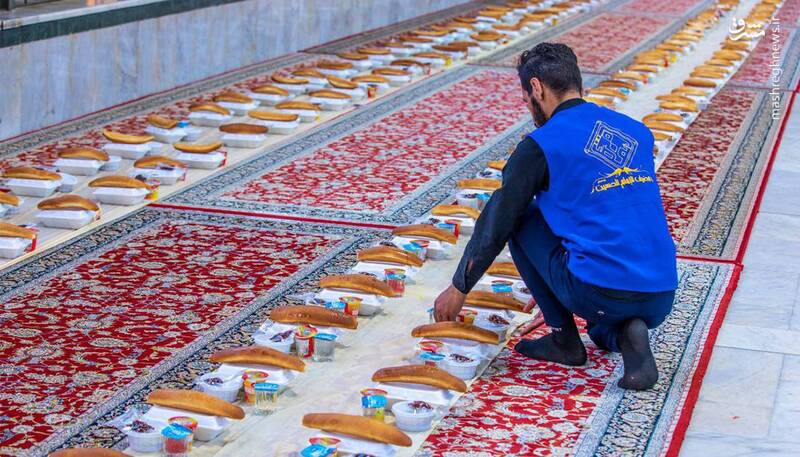 عکس/ سفره پر برکت افطار در بین الحرمین