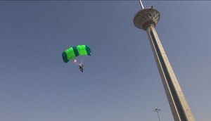 فیلم/ پرش چتربازان نوپو یگان‌های ویژه پاسداران فراجا از برج میلاد