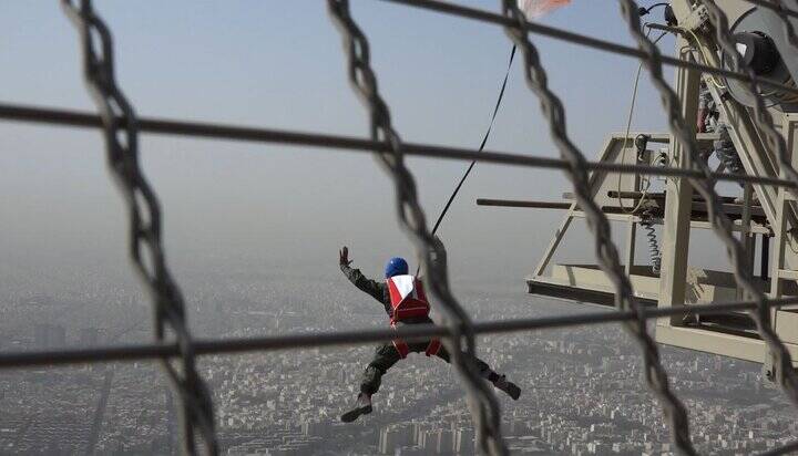 عملیات چتر بازی توسط یگانهای ویژه فراجا+ عکس