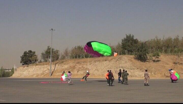 عملیات چتر بازی توسط یگانهای ویژه فراجا+ عکس