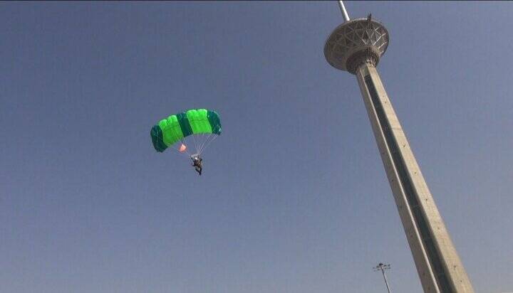 عملیات چتر بازی توسط یگانهای ویژه فراجا+ عکس