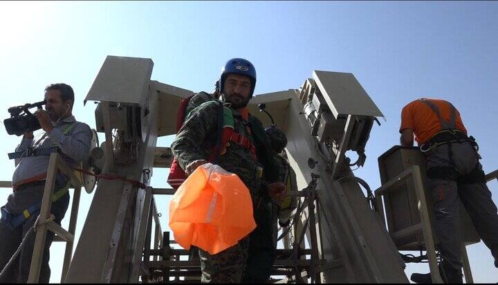 عملیات چتر بازی توسط یگانهای ویژه فراجا+ عکس