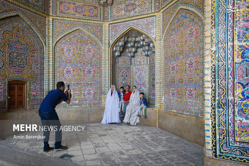 عکس/ حال و هوای نوروز در مسجد نصیرالملک