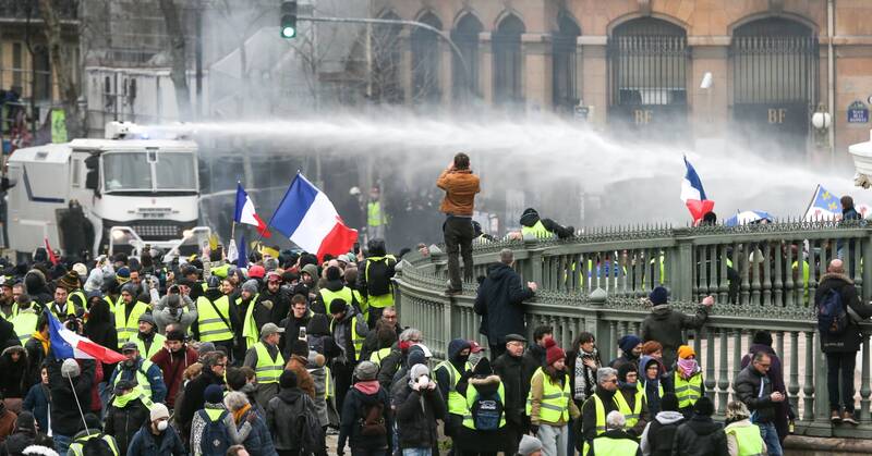 شهرهای فرانسه صحنه خون و مرگ و عصیان! عکس و فیلم