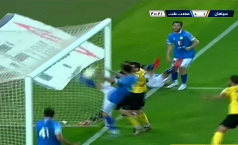 پیروزی سپاهان برابر صنعت نفت با گل جنجالی/ صدر جدول زرد باقی ماند