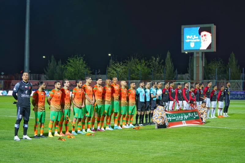 از افطار بازیکنان تا شعار علیه بمب گذار فوتبال! / گل جنجالی سپاهان و پنالتی عجیب پرسپولیس و سوال استقلالی ها 12