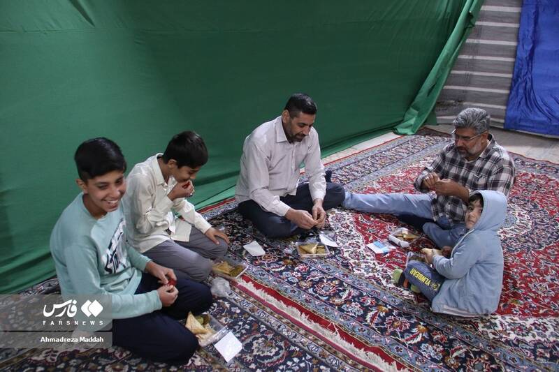 افطار ساده آسمانی در خیمه گاه امام زمان(عج) شیراز