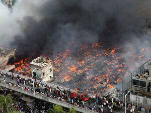آتش‌سوزی بزرگ در بازار لباس بنگلادش