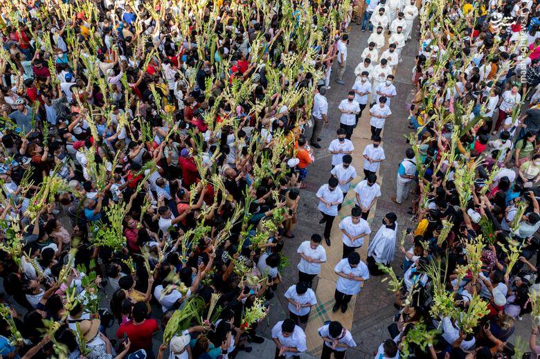 حضور کاتولیک‌های فیلیپینی در مراسم جشن نخل مسیحیان در ریزال - فیلیپین
