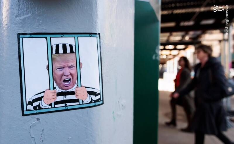 برچسبی با تصویر دونالد ترامپ در بیرون دادگاه کیفری نیویورک - آمریکا
