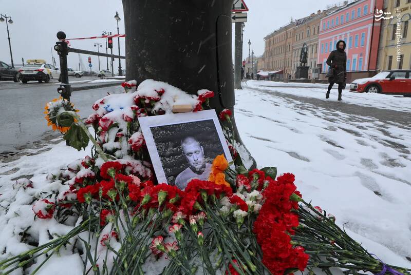 زیارتگاه موقت با پرتره "ولادلن تاتارسکی" وبلاگ نویس نظامی روسی که در انفجار یک کافه در روز یکشنبه کشته شد. سن پترزبورگ - روسیه