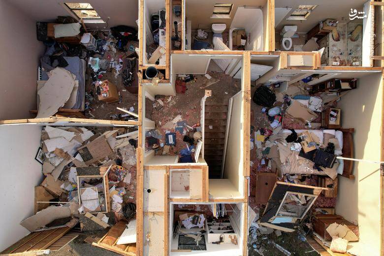 کنده شدن سقف یک خانه بر اثر گردباد در وین - آرکانزاس