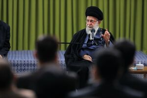 فیلم / شعرخوانی طنز ناصر فیض درباره شب پیروزی برجام در حضور رهبر انقلاب