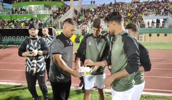 فیلم/ افطار بازیکنان آلومینیوم قبل از شروع بازی