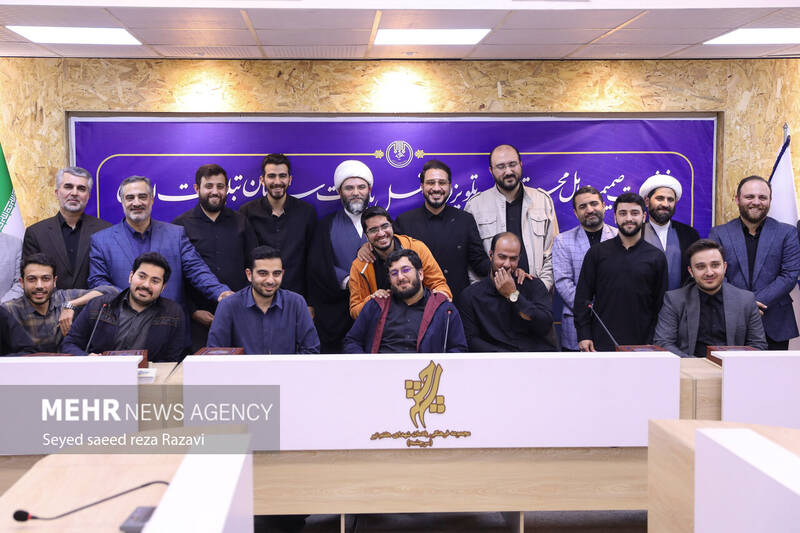 عکس / مراسم تجلیل از عوامل برنامه "محفل" 33