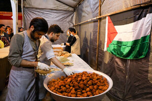 افطاری فلسطینی در میدان فلسطین