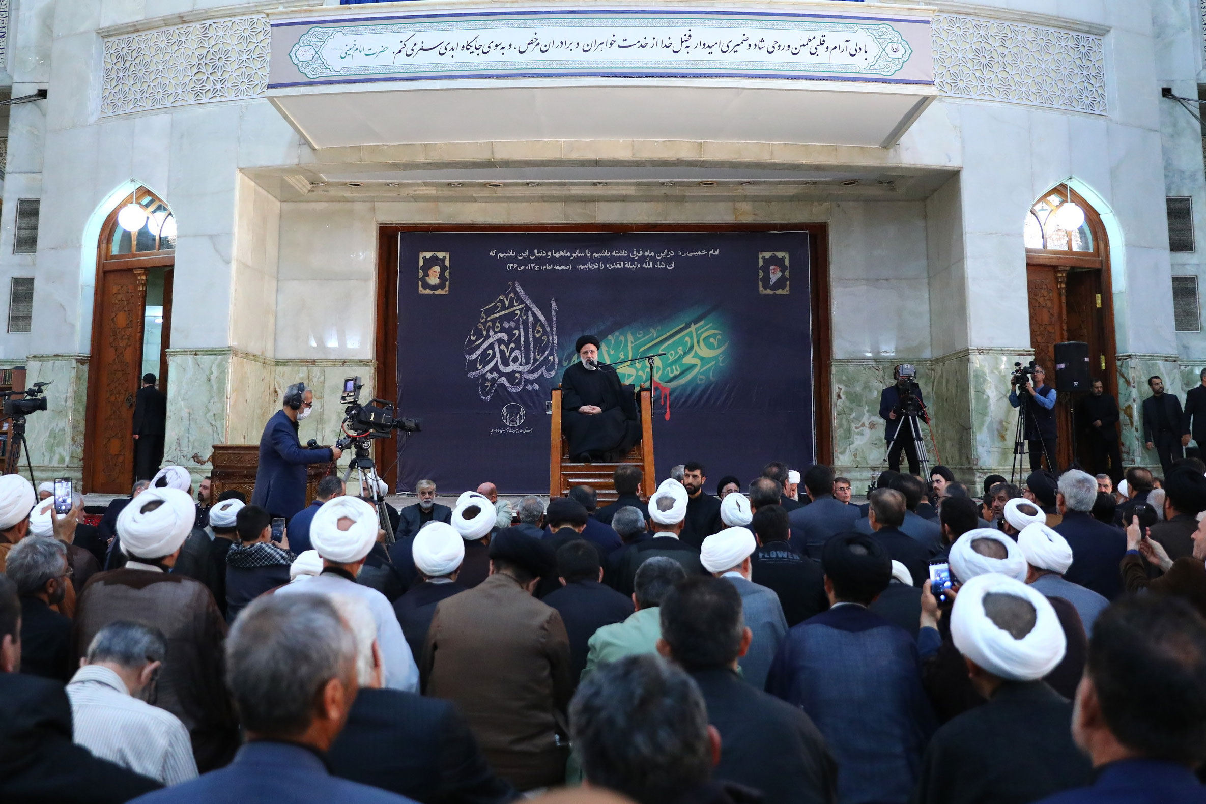 برخی تصور میکنند تنها جلوه نهی از منکر مسئله حجاب است/ با امید به خدا، تکیه بر ظرفیتهای کشور و دستان توانمند مردم بر همه مشکلات فائق خواهیم آمد/ ملت بزرگ ایران روز قدس بار دیگر با حضور پرشور خود در عمل اعلام خواهد کرد تا آزادی قدس پای اهداف اسلام خواهد ماند